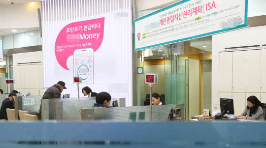 다음 달 14일 출시되는 개인종합자산관리계좌(ISA) 선점을 위한 은행과 증권사의 경쟁이 과열양상을 띄자 금융당국이 경고에 나섰다. 24일 금융당국에 따르면 금감원은 ISA의 불완전 판매로 인한 투자자 피해를 예방하기 위해 불시점검과 미스터리 쇼핑(암행점검) 등 현장 감시를 강도 높게 시행하기로 했다. 이날 오후 서울 시내의 한 은행 영업점에 ISA 관련 현수막이 붙어 있다.